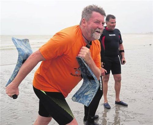 Erfinder: Thomas Wallyn zeigt bei einer Trockenübung an Land, wie man am besten beim Meerwasserwandern vorankommt. Fotos AndreaS DROUVE/DPA-TMN