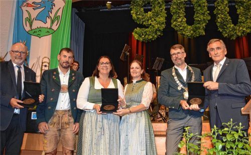 Erinnerungsmedaillen für die Ehrengäste aus den Partnergemeinden überreicht an (von links) Bürgermeister Franz Tröger (Raschau) von Manfred Huber (Dritter Bürgermeister Grassau), an Astrid Kuprian (Bürgermeisterin Tscherms) von Zweiter Bürgermeisterin Daniela Ludwig und an Yves Picarda (Bürgermeister Rognonas-Südfrankreich) durch Bürgermeister Stefan Kattari.Foto  Eder