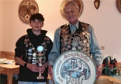 Erstmals Schützenkönig wurde Manfred Renner (rechts). Die Würde des Jungschützenkönigs errang Jonas Mayländer. Foto re