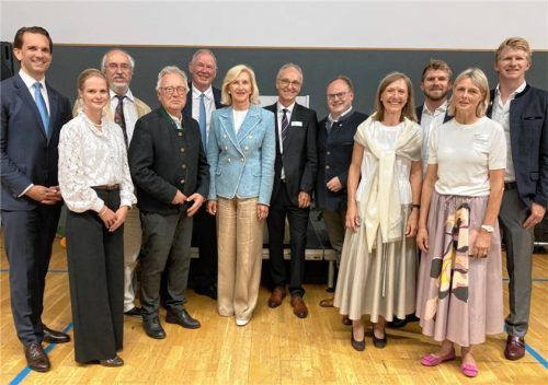 Es gratulierten (von links) Dr. Mate Ivancic (CEO der Schön Klinik), Julia Tamborini (Klinikgeschäftsführerin), Professor Dr. Andreas Hillert (Chefarzt), Professor Dr. Gerhard Goebel (ehemaliger Chefarzt), Dieter Schön und Dr. Susanne Nolte-Schön (Eigentümerfamilie), Professor Dr. Ulrich Voderholzer (Ärztlicher Direktor), Bürgermeister Andreas Friedrich, Dr. Silke Naab (Chefärztin), Constantin Schön (Eigentümerfamilie), Dr. Simone Pfeuffer (Chefärztin) und Christopher Schön (CFO der Schön Klinik, Eigentümerfamilie). Foto Schön Klinik Gruppe