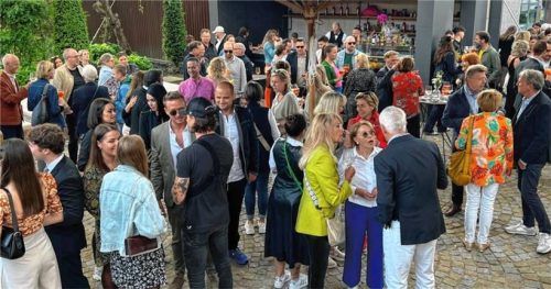 Etwa 800 Besucher erlebten die Eröffnung der „Brasserie Turbinenhaus“ der Alten Spinnerei am 25. Mai 2023 als rauschendes Fest. Nur wenige Tage danach war das Restaurant schon wieder geschlossen. Foto K Gerlach