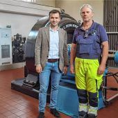 <p>Fabian Herl (links), Geschäftsführer der Kraftwerke Haag, und Lorenz Wieser, Leiter des Wasserwerks in Soyen, bei der Besichtigung des Soyenseewerks. Dieses Wasserkraftwerk ist der Ursprung der Unternehmensgruppe Kraftwerke Haag. Fotos Weinfurtner</p>
