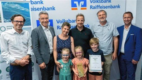Familie Guglhör erhielt den ersten Preis und wurde von Landrat Otto Lederer (Zweiter von links) gewürdigt. Anwesend waren Professor Dr. Ing. Frank Buttinger (links), Professor Uli Spindler (Zweiter von rechts) und Roland Seidl, Vorsitzender der VR-Bank (rechts).Foto Landratsamt Rosenheim