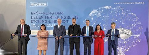 Feierliche Eröffnung der neuen Produktionslinie im Wacker Werk Burghausen: Werkleiter Peter von Zumbusch, Bundestagsabgeordnete Bärbel Kofler, Dr. Peter-Alexander Wacker, Ministerpräsident Markus Söder, CEO Christian Hartel, Bundestagsabgeordnete Gitta Connemann, Dr. Tobias Brandis (von links nach rechts). Foto Haindl