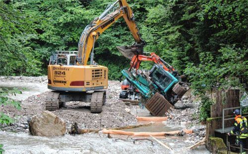 Feuerwehreinsatz bei Grassau: Bagger stürzt in Rottauer Bach. Foto Kreisfeuerwehrverband Traunstein