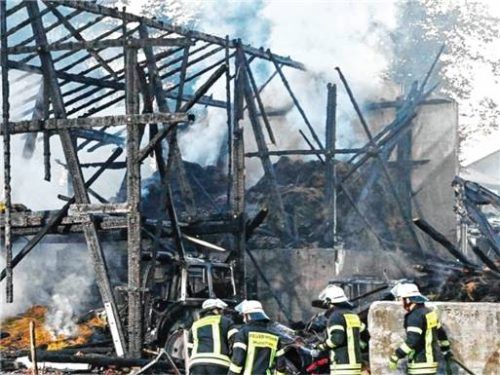 Rund 300 Feuerwehrleute aus den Landkreisen Miesbach und Rosenheim waren in der Nacht auf Dienstag, 1. Juli, in Hundham im Einsatz, um zwei Brände auf landwirtschaftlichen Anwesen zu bekämpfen. Foto Gaulke