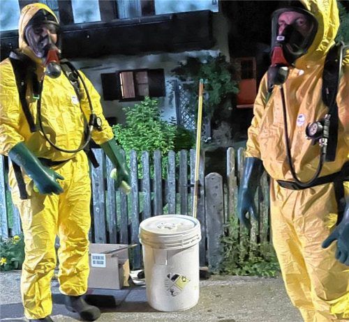 Feuerwehrmänner in Schutzanzügen haben die Quecksilber-Kügelchen in einem Spezialgefäß eingeschlossen. Foto re