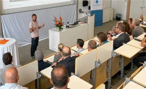 Flix-Manager Daniel Krauss erläuterte an der TH Rosenheim die Erfolgsgeschichte des Mobilitäts-Konzerns. Foto Anton Maier