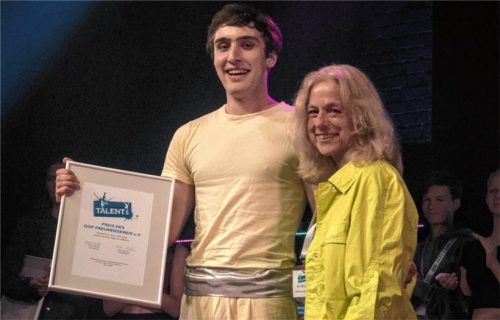 Florentin Spötzl erhält von Eva Bruckner, Vorsitzende des GOP Freundeskreis, den Hauptpreis: Ein Gastauftritt in einer GOP-Show, dotiert mit einer Gage von 500 Euro.