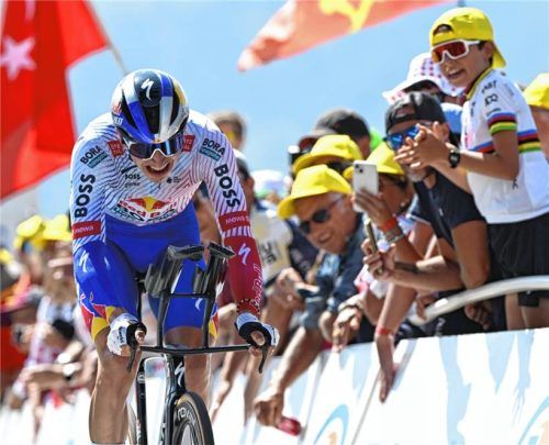 Florian Lipowitz auf den letzten Metern im Zeitfahren auf der 13. Etappe der Tour de France.Foto  IMAGO/JASPER JACOBS