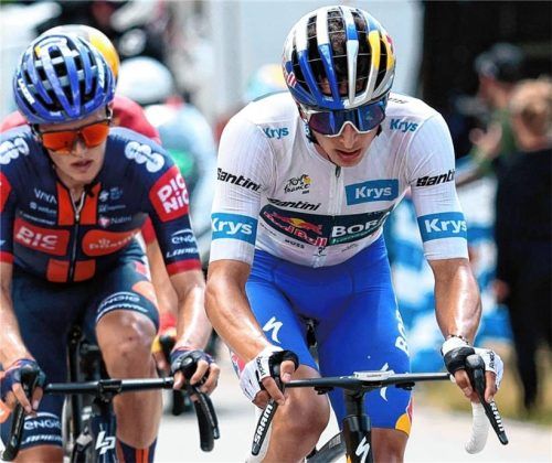 Florian Lipowitz (vorne) verlor auf Oscar Onley viel Zeit am Col de la Loze.Foto IMAGO/Luca Bettini