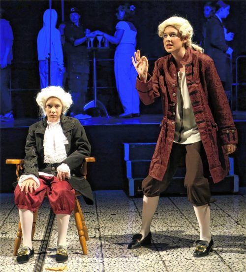 Franz Moor (Lena Vidal/rechts) intrigiert bei seinem Vater (Elina von Kuczkowski) immer wieder gegen seinen Bruder Karl. Fotos baumann