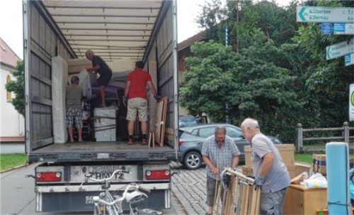 Freiwillige Helfer beladen den Lastwagen in Rottau. Foto  Adersberger