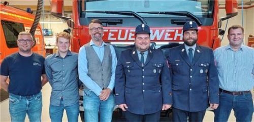 Freude über Personalie: (von links) Florian Hofmann, Thomas Hainz, Bürgermeister Stefan Kattari, der neue Kommandant, Sepp Lackerschmid junior, sein Stellvertreter, Philipp Stommel, und Thomas Göls. Foto  Adersberger
