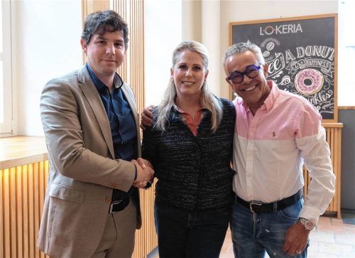Freuen sich auf die gemeinsame Zusammenarbeit: Florian Englert, Geschäftsführer der Veranstaltungs- und Kongress GmbH Rosenheim, sowie Georgia und Eric Brodka. Foto Veranstaltungs- und Kongress GmbH Rosenheim