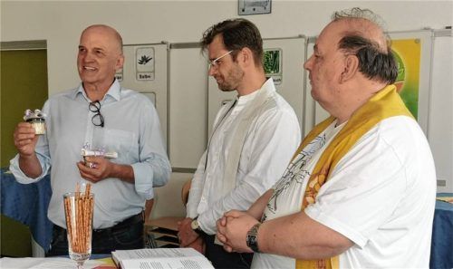 Freuen sich über die neue Schulküche: (von links) Schulleiter Sven Friedel, der evangelische Pfarrer Dr. Richard Graupner und der katholische Pfarrer Herbert Aneder. Foto heinz