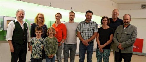 Freuen sich über die neuen Schützenstände: (von links) Schützenmeister Herbert Weiß, Gwendolin Dettweiler, Vertreterin LAG Mangfalltal-Inntal, Schatzmeisterin Doreen Lein, Jugendtrainer Kilian Schweiger, Sebastian Duy, Daniela Duy, Sportleiter Werner Schillinger, Schriftführer Florian Hofmann und die Jungschützen (vorne ) Xaver Duy und Jakob Hofmann. Foto merk