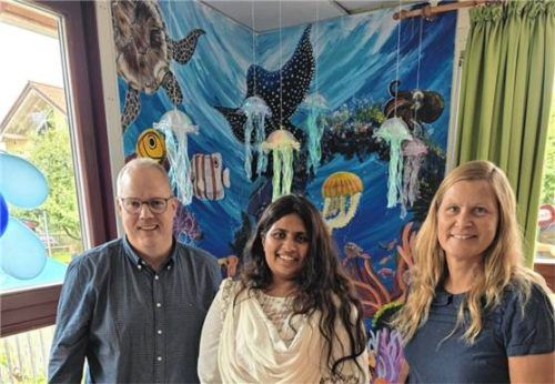 Freuten sich über das Wandgemälde: (von links) Bürgermeister Martin Bartlweber, Künstlerin Amy Farmer und Kiga-Leiterin Kerstin Ißmer.Foto  Gemeinde Seeon-Seebruck