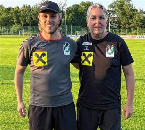 Fühlt sich bei den „Jungen Wikingern“ in Ried sehr wohl: Mario Demmelbauer (rechts), hier mit dem Chefcoach des oberösterreichischen Regionalligisten, Julian Baumgartner. Foto SV Ried