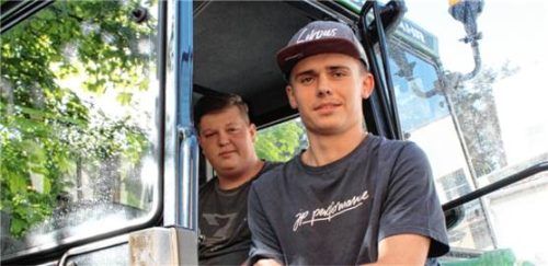 Für Fabian Wierer aus Reichertsheim (rechts) und Alois Meier aus Griesstätt geht ein Traum in Erfüllung: Sie absolvieren im Moment die neue Ausbildung zum „Fachpraktiker Landwirtschaft“ in der Jugendsiedlung Traunreut.

Foto aelf traunstein