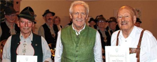 Für ihre 60-jährige Mitgliedschaft bei der Kreisgruppe Traunstein des Jagdverbands Bayern erhielten Johann Hofmann (links) und Andreas Barmbichler (rechts) aus den Händen des Vorsitzenden Josef Freutsmiedl entsprechende Ehrenzeichen. Fotos Hobmaier