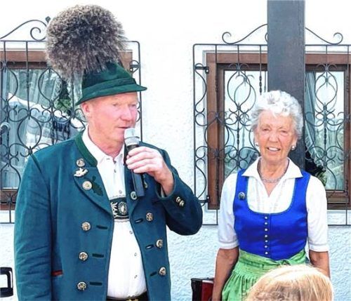 Für ihre langjährige Treue beim Trachtenverein Hittenkirchen wurde Margot Heindl (rechts) durch Vorsitzenden Christoph Kaufmann (links) geehrt.Foto  Hötzelsperger