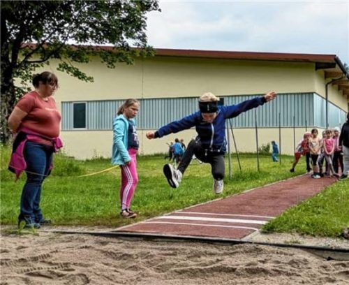 Ganz besondere Flugeinlagen gab es bei der Station Weitsprung bei den Bundesjugendspielen der Grundschule Inzell im BLSV in Inzell. Foto  Wegscheider