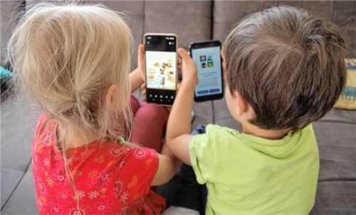 Gegen den Handy-Konsum der Kinder will Kiefersfelden mit den Eltern neue Wege beschreiten.Foto Schmidt