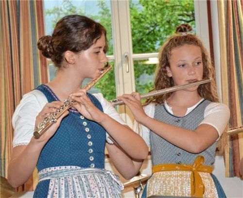 Gekonnte Flötentöne spielten Sarah (links) und Helena. Foto  Wunderlich