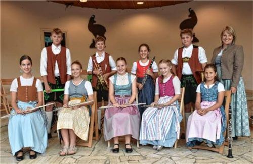 Gelungener Auftritt: Die Jugendkapelle Schleching mit ihrer Lehrerin Marlene Noichl.Foto  Wunderlich