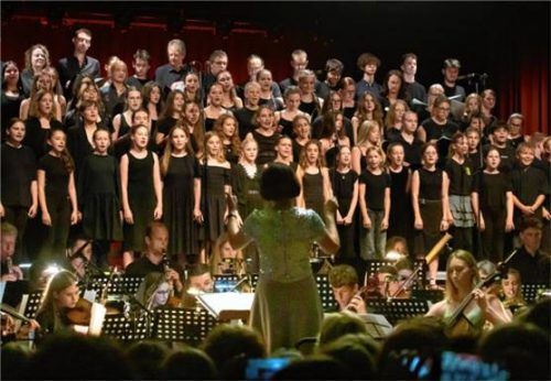 Gemeinsam mit dem Orchester bringen der Ober- und Unterstufenchor die Filmmusik von „Lion King“ zu Gehör. Foto  Berger