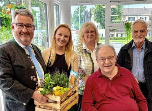 Gemeinsame Ehrung: (von links) CSW-Vorsitzender und Flintsbachs Bürgermeister Stefan Lederwascher, geschäftsführende Pflegedienstleiterin Nathalie Winterling, Ehefrau Edith Berthaler, Ehrenvorsitzender Wolfgang Berthaler und Ehrenmitglied Johann Weiß.Foto re