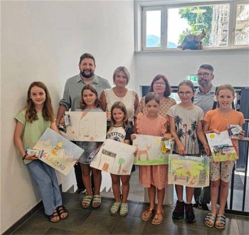 Gewonnen haben (vorne, von links) Anna Bachmeir 3c, Sophia Schmidt 3a, Luise Schmidt 2c, Helena Steiger 2d, Laura Obermaier (Schulsiegerin) 4a und Franziska Schmidt 4c. Dies freute (hinten, von links) Schulleiter Marcus Ullrich, Carina Obermeyer und Andrea Kreuz, die den Fuchs im Hintergrund der Schule schenkten, sowie Bürgermeister Stefan Kattari.Foto eder