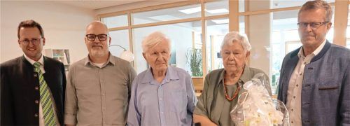 Gleich zwei Bürgermeister reihten sich in die Schar der Gratulanten ein: Bad Aiblings Rathauschef Stephan Schlier (links) und Tuntenhausens Bürgermeister Georg Weigl (rechts) sowie Heimleiter Andreas Heuck (Zweiter von links) wünschten Dieter und Gertrud Vogt alles Gute. Foto Kutscher