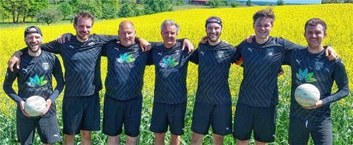 Glückliches Ende nach einer wechselhaften Saison für die MTV-Faustballer in der 2. Bundesliga: Colin Bäßler, Benedikt Sanwald, Robert Weßbecher, Lothar Kiermaier, Hendrik Bäßler, Lukas John, Jonas Kiermaier (von links).Foto re