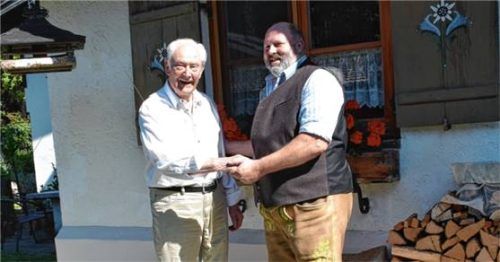 Glückwünsche: Achim Kohn (links) und Bürgermeister Josef Loferer, der ihm zum 90. Geburtstag gratuliert. Foto  Wunderlich