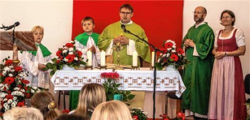 Gottesdienst im Feuerwehrhaus: (von links) Pfarrer Richard Basta, Diakon Bernd Stephan und Sonja Niedermaier. Foto stache