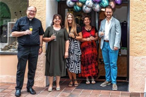 Gratulierten zur Eröffnung: Pfarrer Klaus Vogl (links) und Bürgermeister Michael Hetzl (rechts). Foto Rudolf Mayer