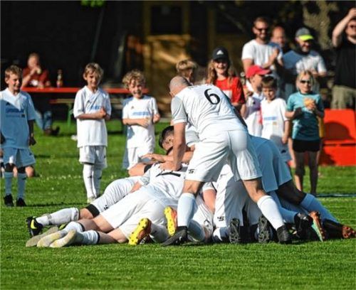 Groß war der Jubel, als der ASV Au den Kreispokal für sich entschieden hatte. Nun trifft man in der ersten bayerischen Pokalrunde auf einen Regionalligisten.Foto Franz Ruprecht