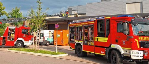Großaufgebot der Feuerwehr bei der Romed-Klinik Wasserburg. Ein „Patient“ – in diesem Fall eine lebensgroße Puppe – wird per Drehleiter evakuiert. Foto RoMed Kliniken