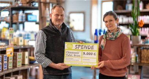 Gründer Christoph Fischer und Verena Hinze, Zentrumsvertretung Gemeindecaritas Prien.Foto re
