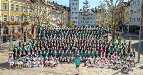 Gruppenfoto des Gauverband I in Traunstein, vorne zu sehen ist Festleiter Simon Schreiber.Foto Wolfgang Gasser