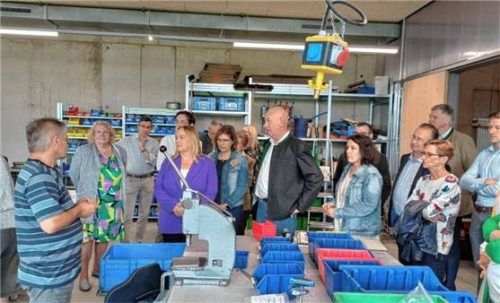 Gruppenleiter Georg Eberhard erklärt die Arbeiten, die für und in regionalen Firmen ausgeführt werden.Foto Caritas