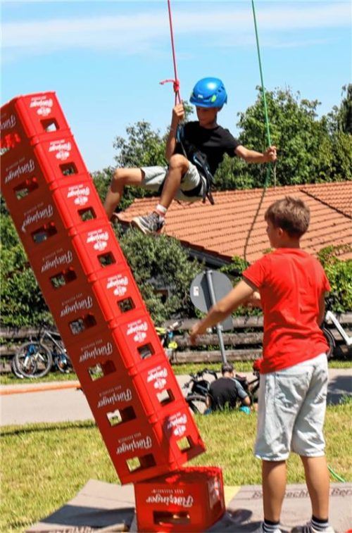 Guten Gleichgewichtssinn bewies der achtjährige Simon beim Biertragerlstapeln.