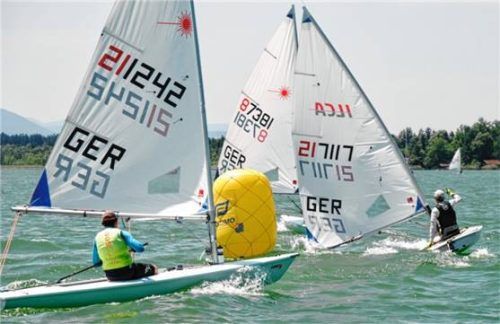 Guten Wind und spannende Kämpfe gab es bei der Laserschale Simssee.Foto Niessen