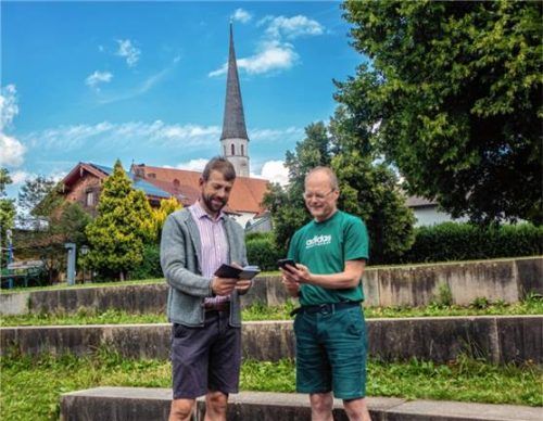 Hans Baumgartner (links) und Hans Winhart, die beiden Organisatoren, gleichen das Jubiläumsprogramm zur zehnjährigen Austragung der Chorserenade am Dorfplatz ab. Genau dort, wo in einer Woche die Zuschauer sitzen werden. Foto stache