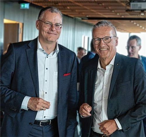 Harald Kraus (rechts) übergibt seine Aufgabe an Thomas Walkenhorst (links). Foto Sparkasse Rosenheim-Bad Aibling