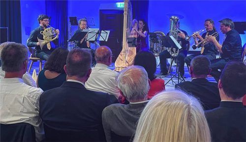 Harfe (Silke Aichhorn) und Blech – zwei Trompeten (Konrad Müller und Peter Boschner), Horn (Korbinian Kebinger), Posaune (Wolfgang Diem) und Tuba (Elmar Walter) – harmonierten klanglich wunderbar.Fotos kirchner