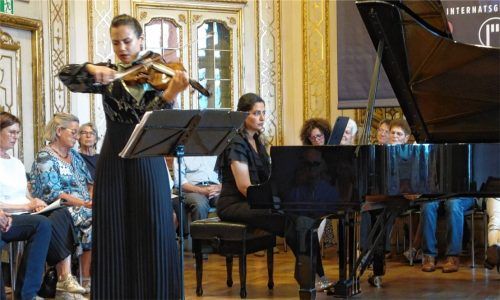 Harmonierten musikalisch wunderbar: Bratschistin Hiyoli Togawa (links) und Pianistin Gülru Ensari beim Abschlusskonzert der Neubeurer Schlosskonzerte.Foto füchtner
