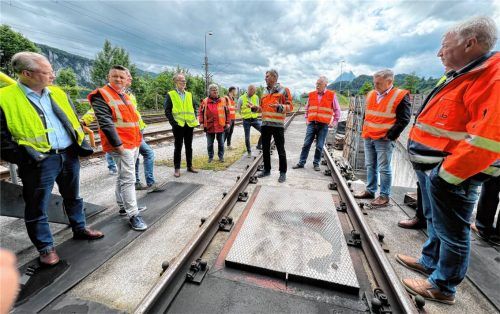 Helmut Wiesböck (Mitte), Geschäftsführer der Logistik Wiesböck GmbH, führte die Teilnehmer des ERFA-Workshops auf den betriebseigenen Gleisanschluss. Foto LKZ Prien/Dr. Seebauer